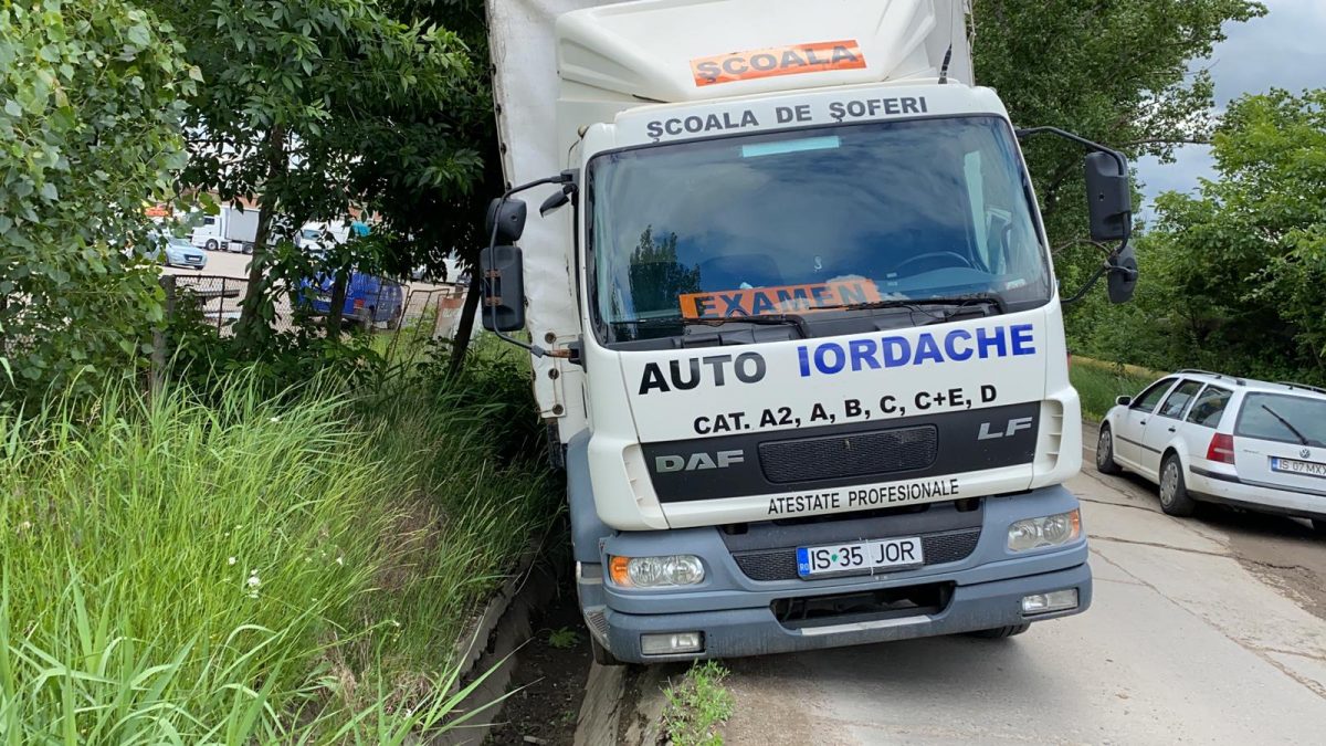 Un elev de la Școala de Auto Iordache a intrat cu mașina în șant în timpul examenului auto – GALERIE FOTO, VIDEO