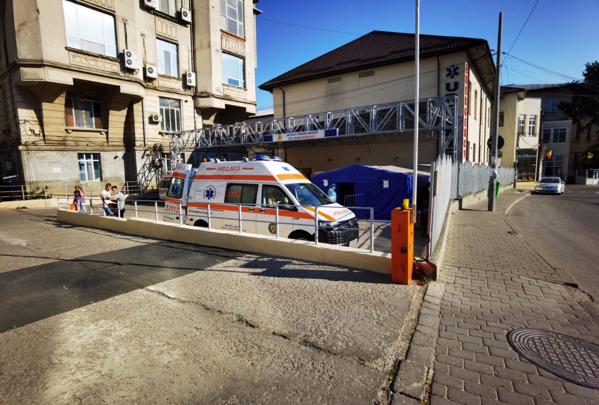 Un bărbat a ajuns de urgență la spital după ce a fost strivit de o menghină! Medicii i-au amputat antebraţul
