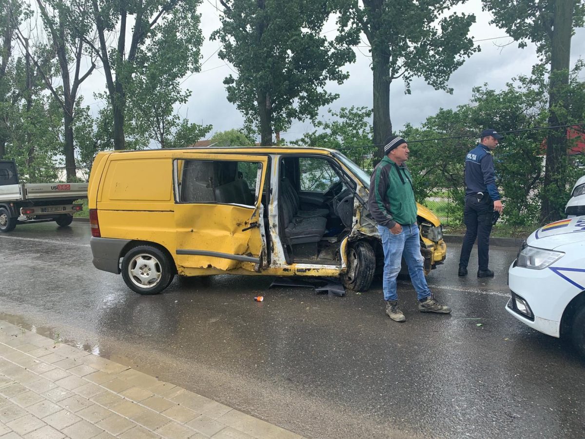 Accident rutier în Iași! Un autoturism a intrat într-un stâlp – EXCLUSIV
