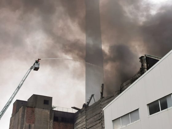 Incendiu puternic la o firmă din Prahova! Zeci de pompieri intervin la fața locului – GALERIE FOTO