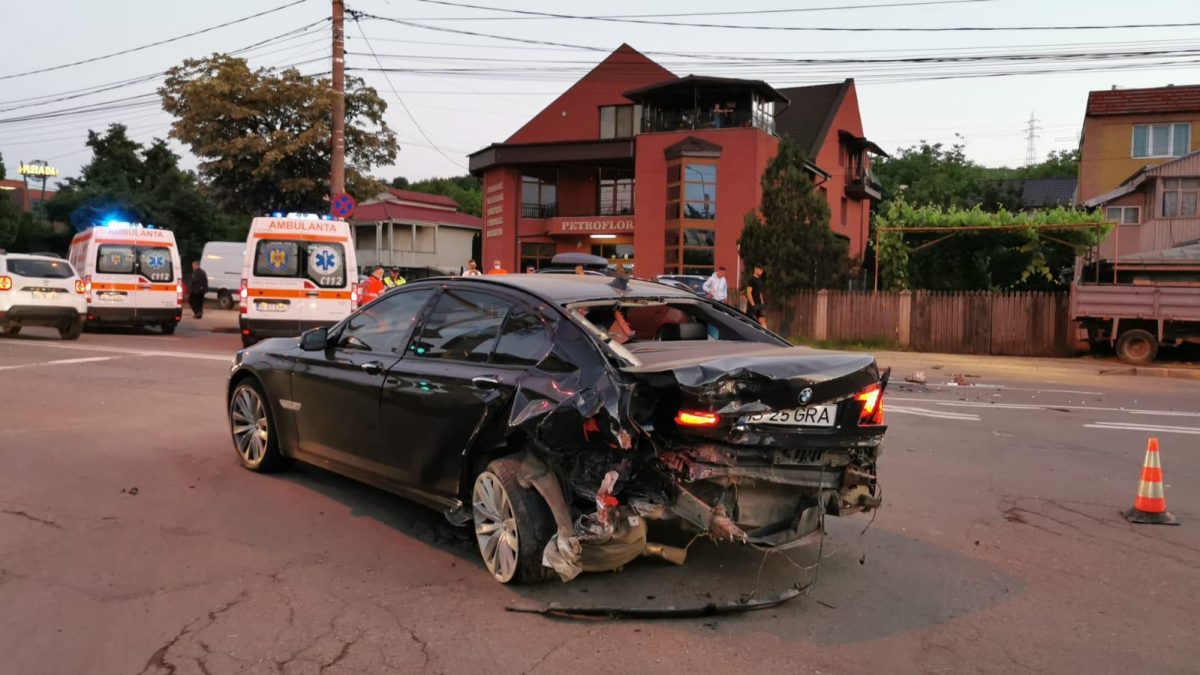 Accident rutier violent în Bucium! Un BMW a fost făcut bucăţi, după ce a fost lovit în plin. Ambii șoferi sunt sub influenţa alcoolului  – EXCLUSIV/ FOTO/ VIDEO