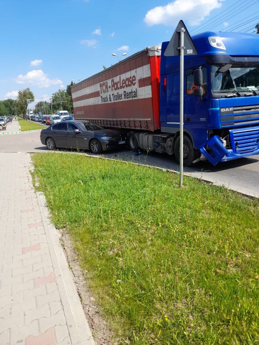 Accident rutier în Baza 3. Un autoturism s-a izbit într-un TIR – EXCLUSIV, FOTO