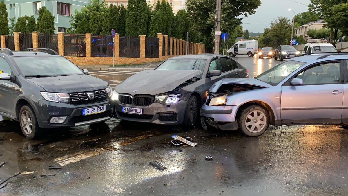 Accident rutier în cartierul Bucium! Trei autoturisme s-au făcut praf – EXCLUSIV/ FOTO/ VIDEO