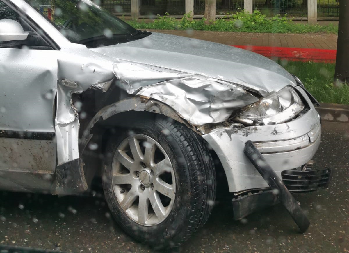 Accident rutier în Copou! Două autoturisme au fost grav avariate – EXCLUSIV/ FOTO