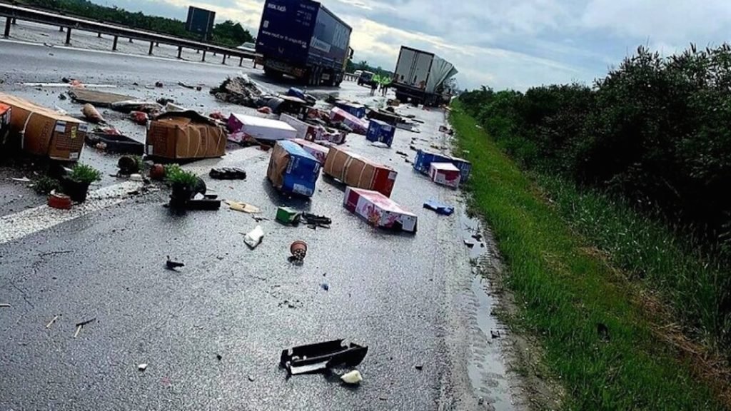 Accident rutier grav pe autostrada București-Piteşti! Două tiruri s-au ciocnit, iar o persoană a decedat