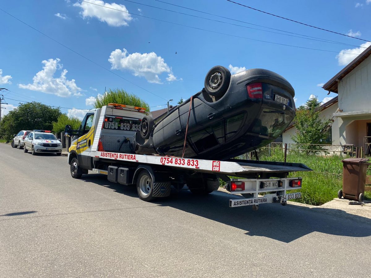 Accident rutier în Miroslava. Un autoturism s-a răsturnat şi a ieşit de pe partea carosabilă – FOTO