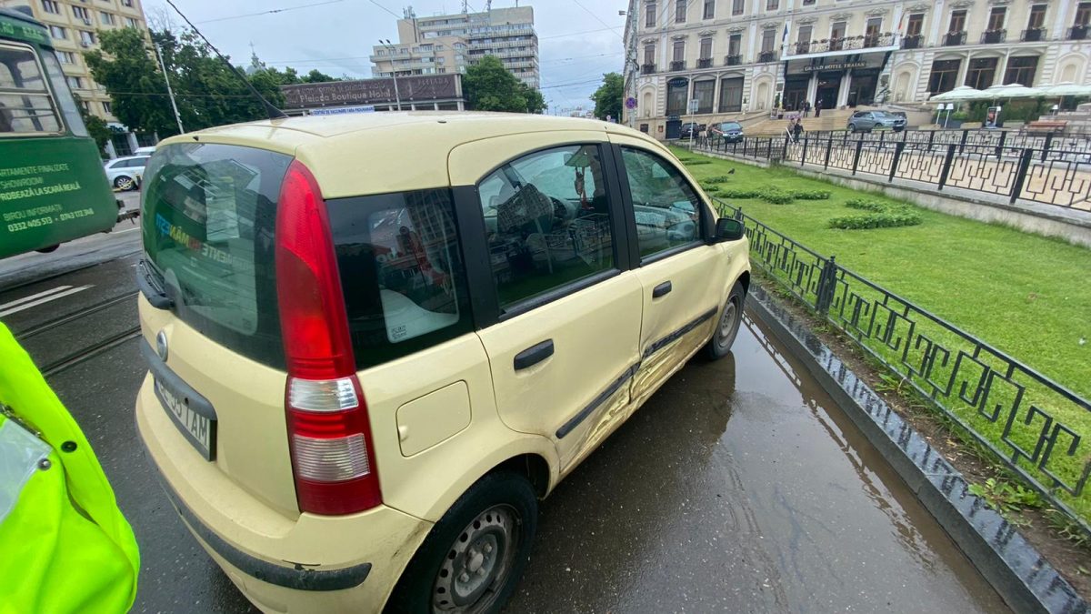 Accident rutier în Piaţa Unirii. Şoferul unui Taxi nu a acordat prioritate şi a intrat în coliziune cu un alt autoturism – EXCLUSIV, FOTO