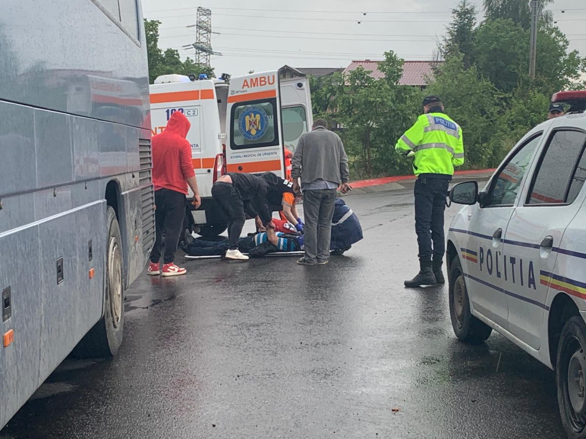 O persoană, lovită de autocarul Dephi în zona CUG. Medicii ieşeni acordă îngrijiri medicale – EXCLUSIV, LIVE VIDEO, FOTO