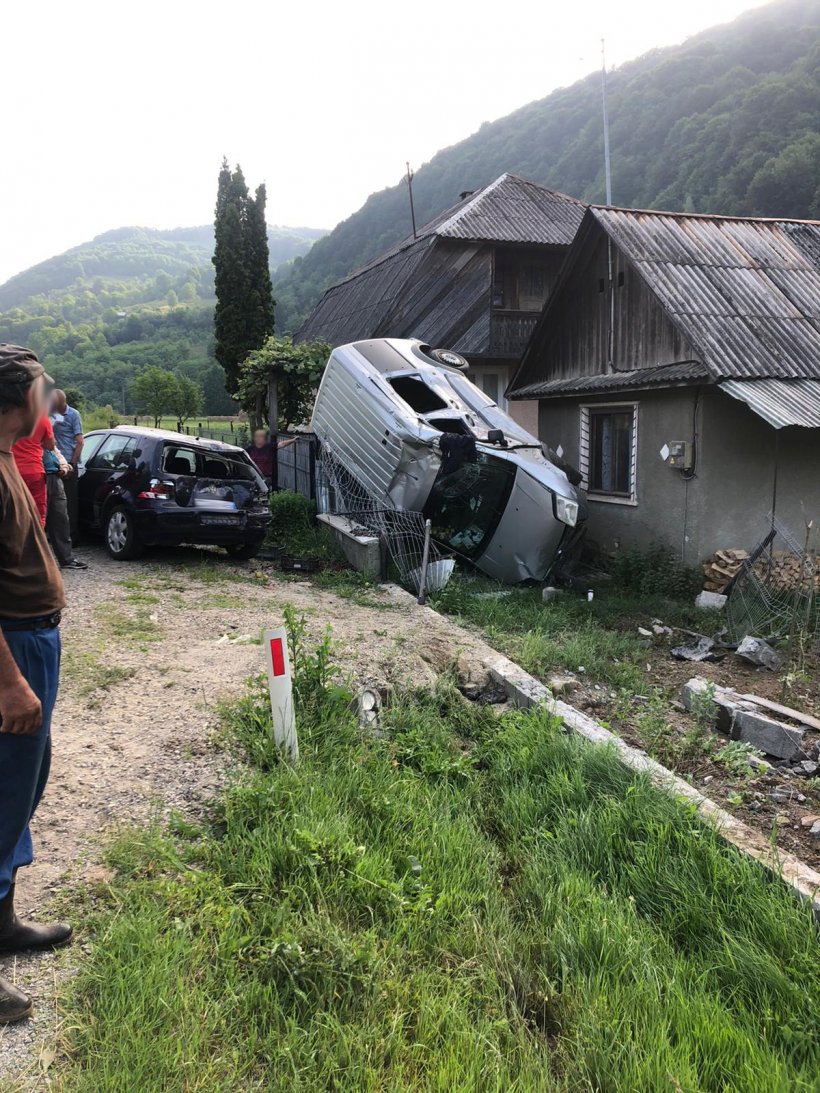 Accident rutier în Bistrița-Năsăud. O familie s-a trezit cu o mașină răsturnată în fața casei