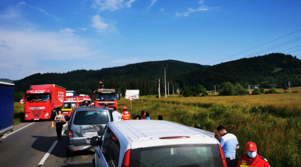 Accident rutier grav la Suceava. Două microbuze şi un autoturism s-au ciocnit. S-a activat planul roşu de intervenţie – FOTO, VIDEO