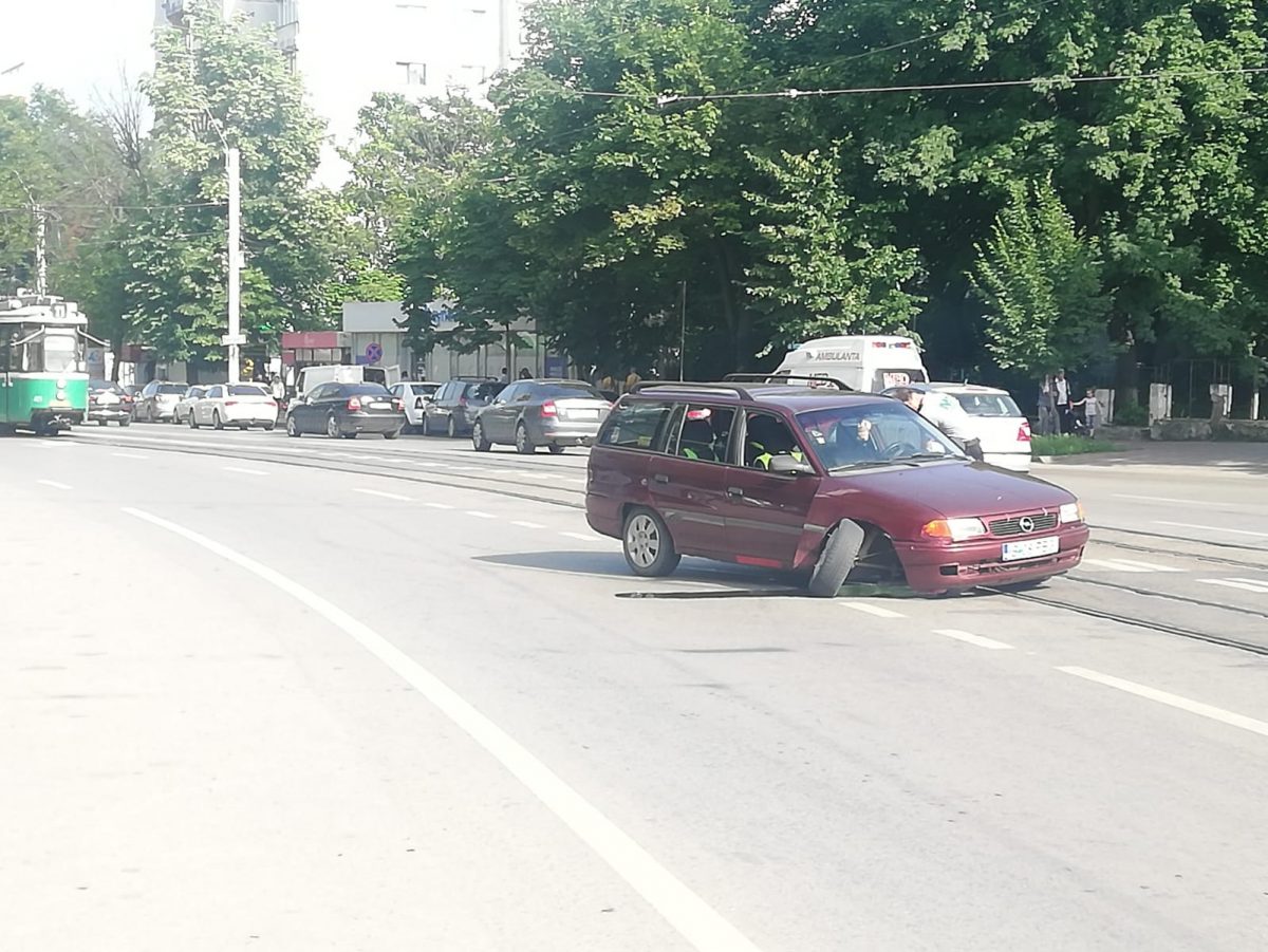 Incident rutier în Tătăraşi. Un autoturism a rămas blocat pe linia de tramvai, după ce i-a sărit o roată – EXCLUSIV, FOTO