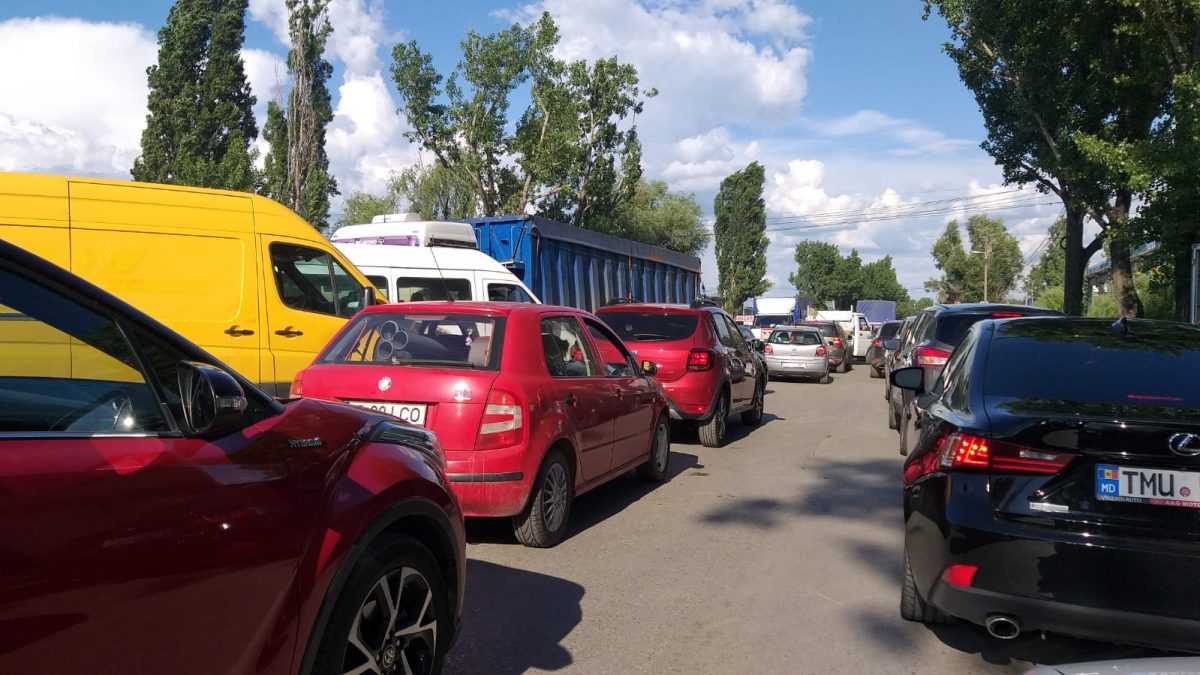 Trafic blocat spre Tomeşti. Coadă de zeci de maşini, după producerea unui accident rutier – FOTO