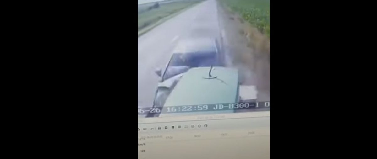Momentul impactului dintre un tractor şi o maşină care circulă cu 160 km/h pe contrasens, în Vrancea – VIDEO