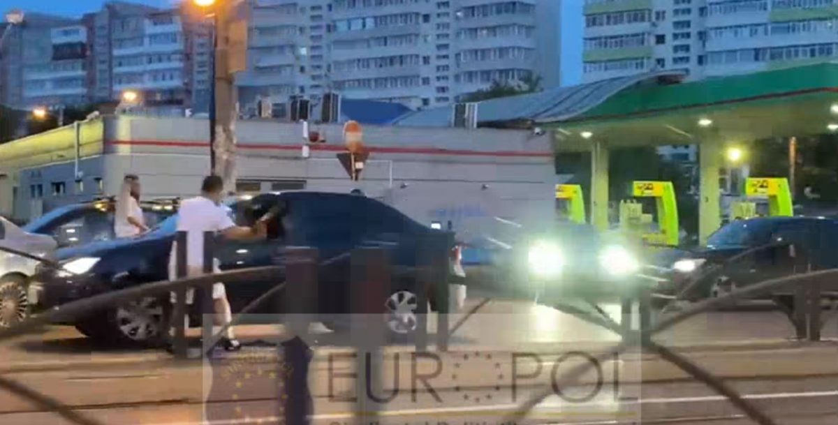 Conflict în trafic! Doi agresori au spart o maşină cu o crosă de golf şi picioarele, în Bucureşti – VIDEO