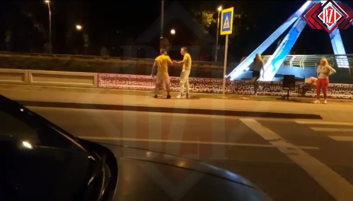Atenţie! Imagini surprinse live! Bătaie ca pe maidan în centrul Iaşului. Şi-au împărţit pumni în mijlocul străzii până au fost despărţiţi de poliţişti – EXCLUSIV/ FOTO/ VIDEO