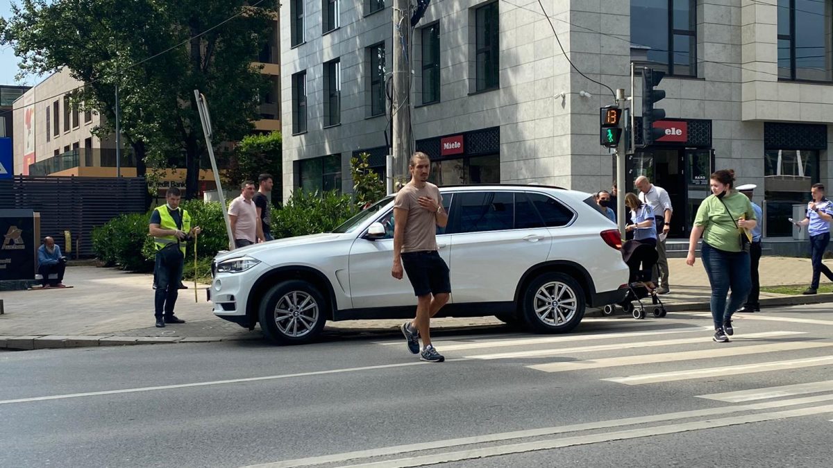 Accident rutier pe strada Sf. Lazăr. Un pieton a fost acroşat pe trecere – EXCLUSIV, FOTO