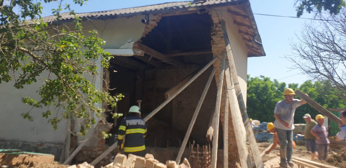 Un bărbat din judeţul Iaşi a decedat, după ce a fost prins sub cărămizi. Victima se afla într-un șanț de 2 m – FOTO, UPDATE