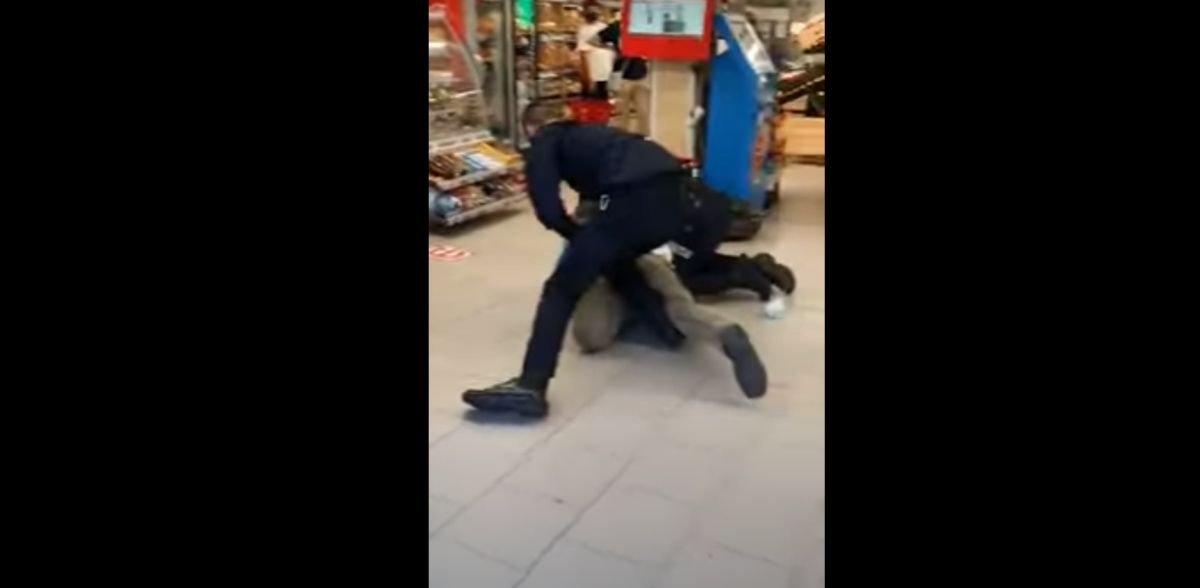 Un bărbat din Sibiu înarmat cu un cuţit în supermarket, pus la pământ de forţele de ordine – VIDEO
