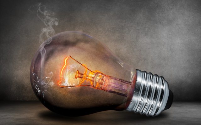 Distribuitorii de energie electrică, obligați să dea compensaţii financiare clienţilor afectaţi de întreruperile neplanificate. Ce sume sunt prevăzute în ordinul ANRE