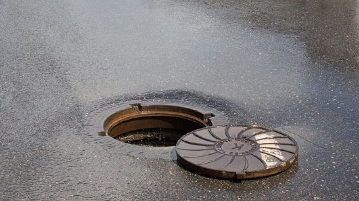 Un bărbat este inconştient, după ce a căzut într-un canal pe o stradă din Iaşi – EXCLUSIV