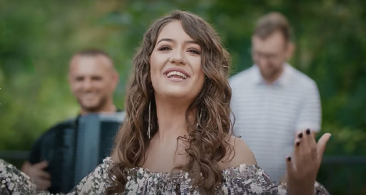 Carmen Chindriș cântă de la o vârstă fragedă și acum face furori cu Taraful Rutenilor. Cum arăta înainte de a fi celebră