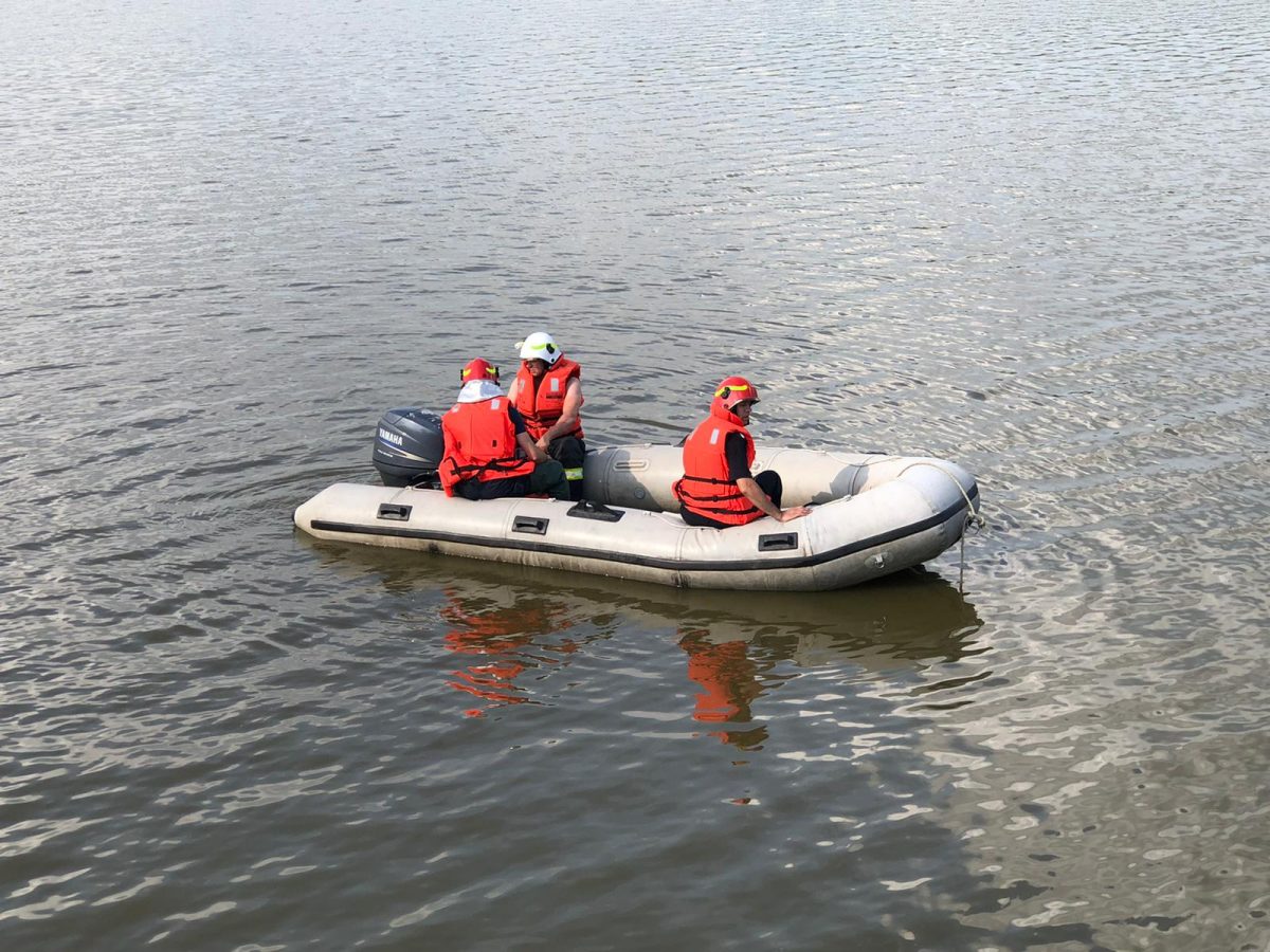 Un copil de 15 ani s-a înecat în lacul Cicaldaia, comuna Belceşti. Forţele de intervenţie efectuează căutări – FOTO, UPDATE