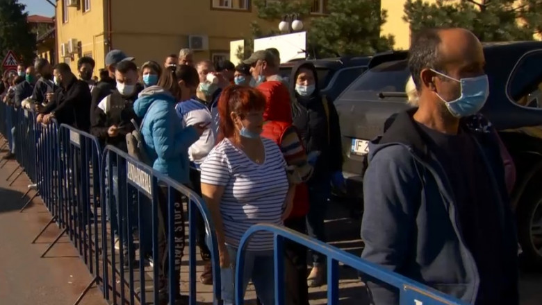 O porție de mici gratis pentru vaccinare! Cum a decurs imunizarea la centrul mobil din Piaţa Obor
