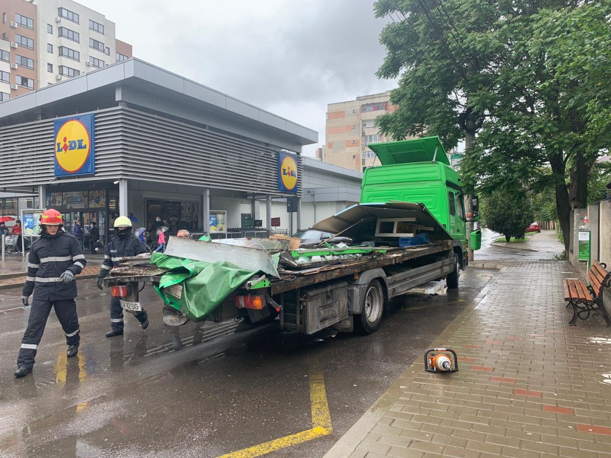 Un camion de la o şcoală de şoferi a agăţat un copac. Pompierii ieşeni intervin pentru a degaja drumul – EXCLUSIV, FOTO
