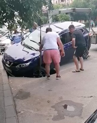 Maşina unei şoferiţe din Craiova a căzut într-o groapă imensă. Locul de parcare s-a surpat – FOTO