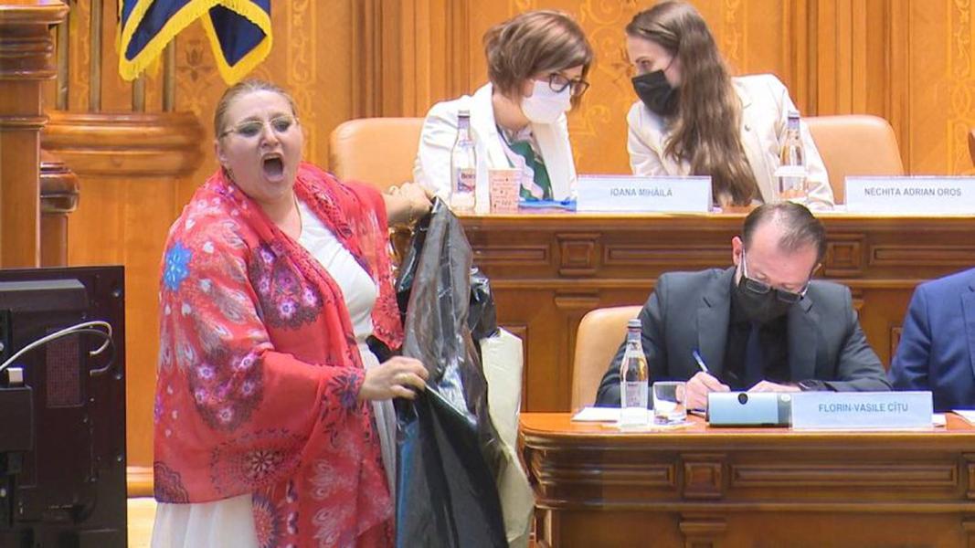 Inepţiile senatorului de Iași Diana Șoșoacă: Vaccinul crează sterilitate pentru trei generaţii! Senatoarea stă prost la capitolul calcule – VIDEO