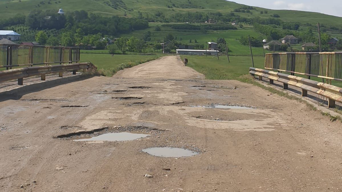 Blestem pentru mii de ieșeni. Cel mai prost drum din județul Iași rămâne încă o vară plin de cratere uriașe. Un contract de 3 milioane de euro a fost blocat după intervenții la cel mai înalt nivel – FOTO, DOCUMENT