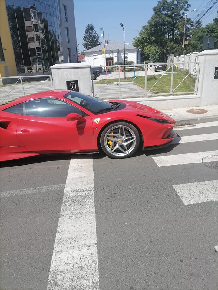 Şmecher cu Ferrari care a făcut o parcare de bizon a fost sancţionat de poliţiştii ieşeni – FOTO