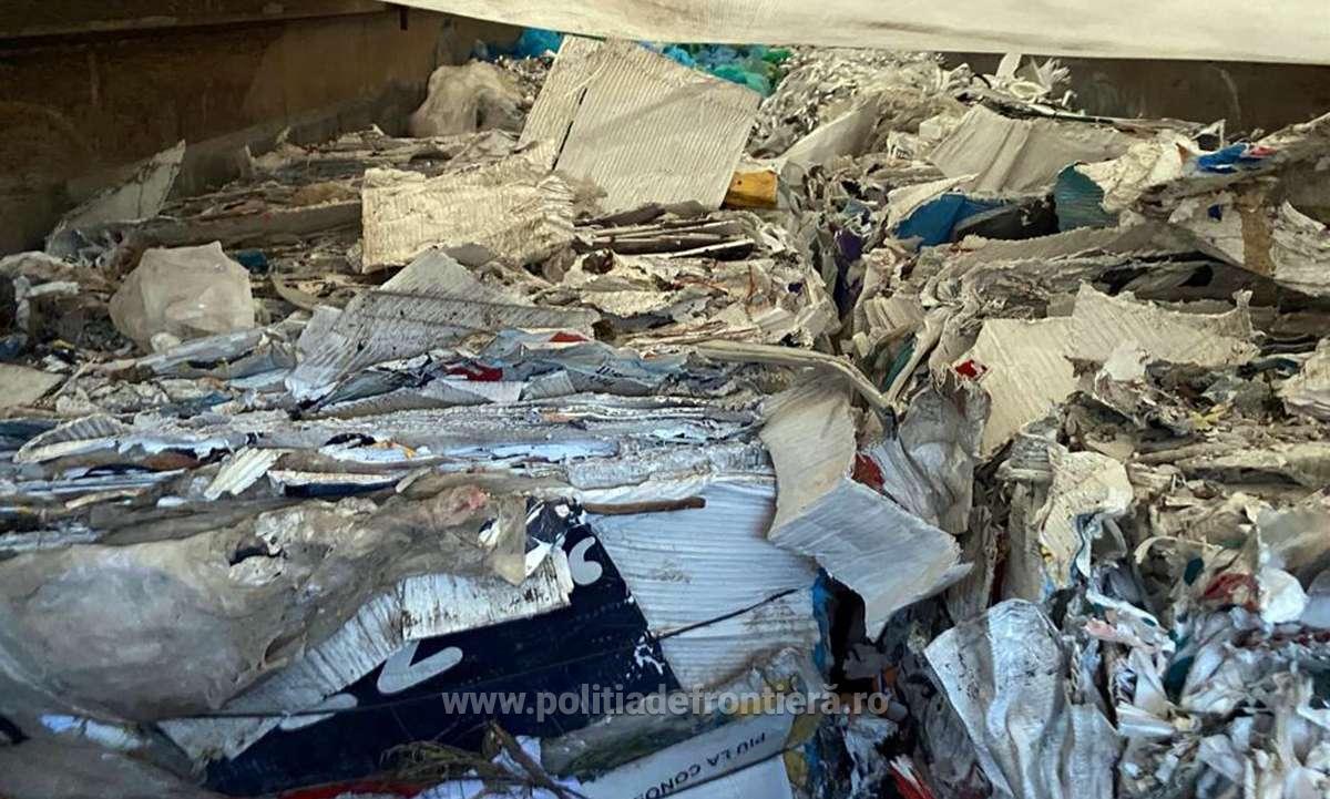 România continuă să fie groapa de gunoi a Europei. Peste 100 de tone de haine uzate, carton şi plastic, oprite la graniţă – FOTO