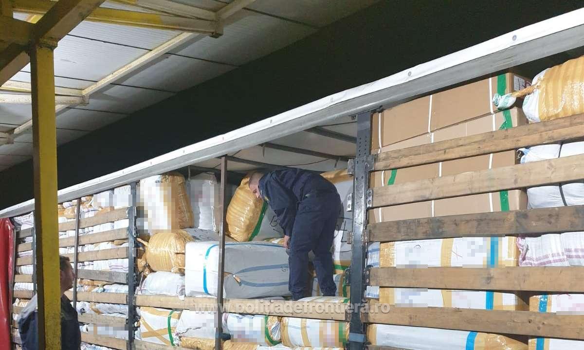 Polițiștii de Frontieră au descoperit într-un TIR haine contrafăcute în valoare de un milion de euro