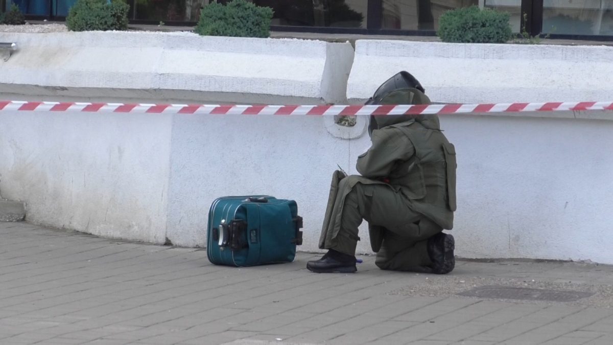 Imagini spectaculoase la Iaşi! Trupe de antitero au luat cu asalt zona Gării, după ce un colet suspect a fost abandonat. Mascaţii au fost înarmaţi până-n dinţi – EXCLUSIV, FOTO, UPDATE, VIDEO