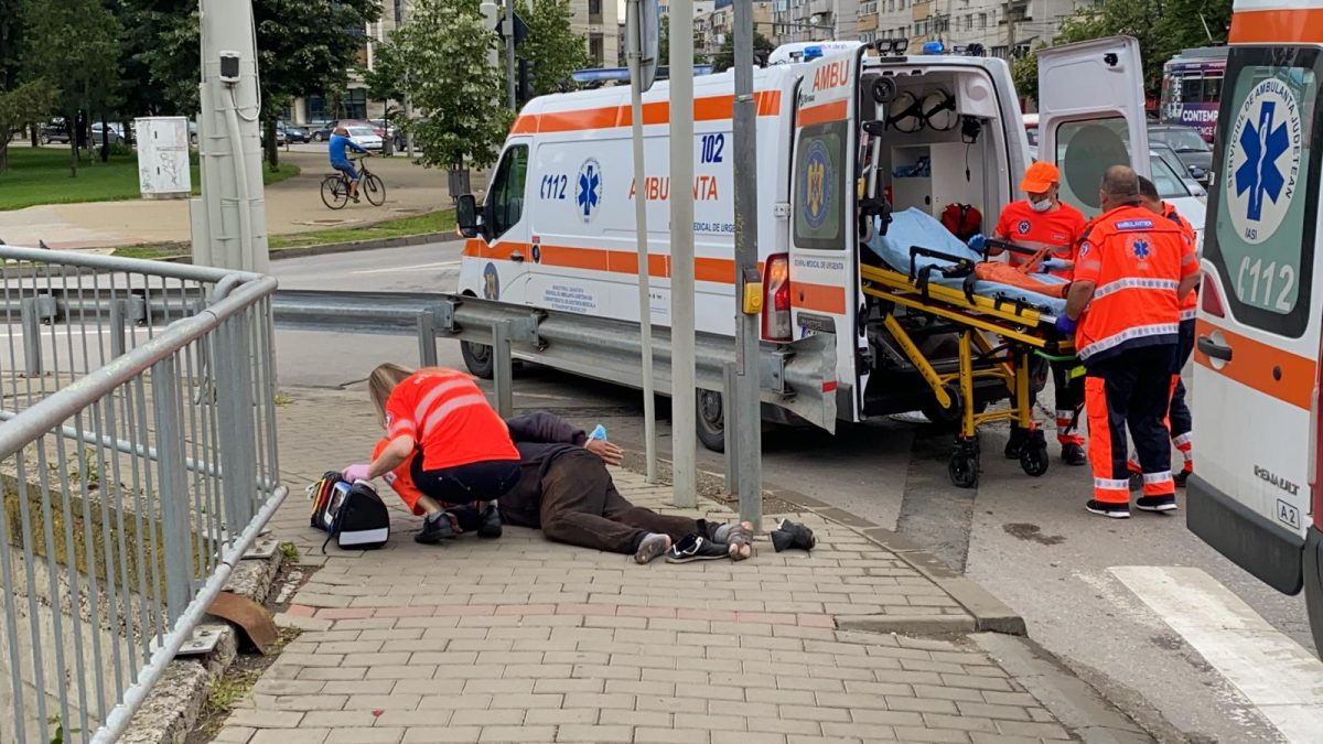Un om al străzii a căzut pe stradă, în zona Podu Roș. Medicii ieşeni au intervenit de urgenţă – EXCLUSIV, FOTO, VIDEO