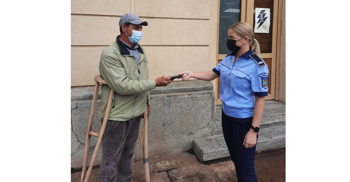 Felicitări pentru spiritul civic! Un ieşean a predat poliţiştilor un telefon găsit în tren, în valoare de 7.000 lei