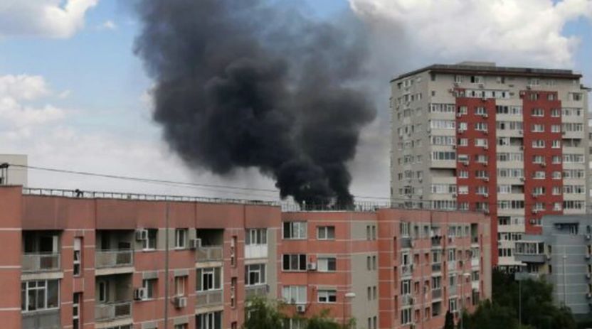 Pericol în zona în care a izbucnit incendiul din București! Jandarmeria a anunţat că va evacua locuitorii din blocurile de lângă foc