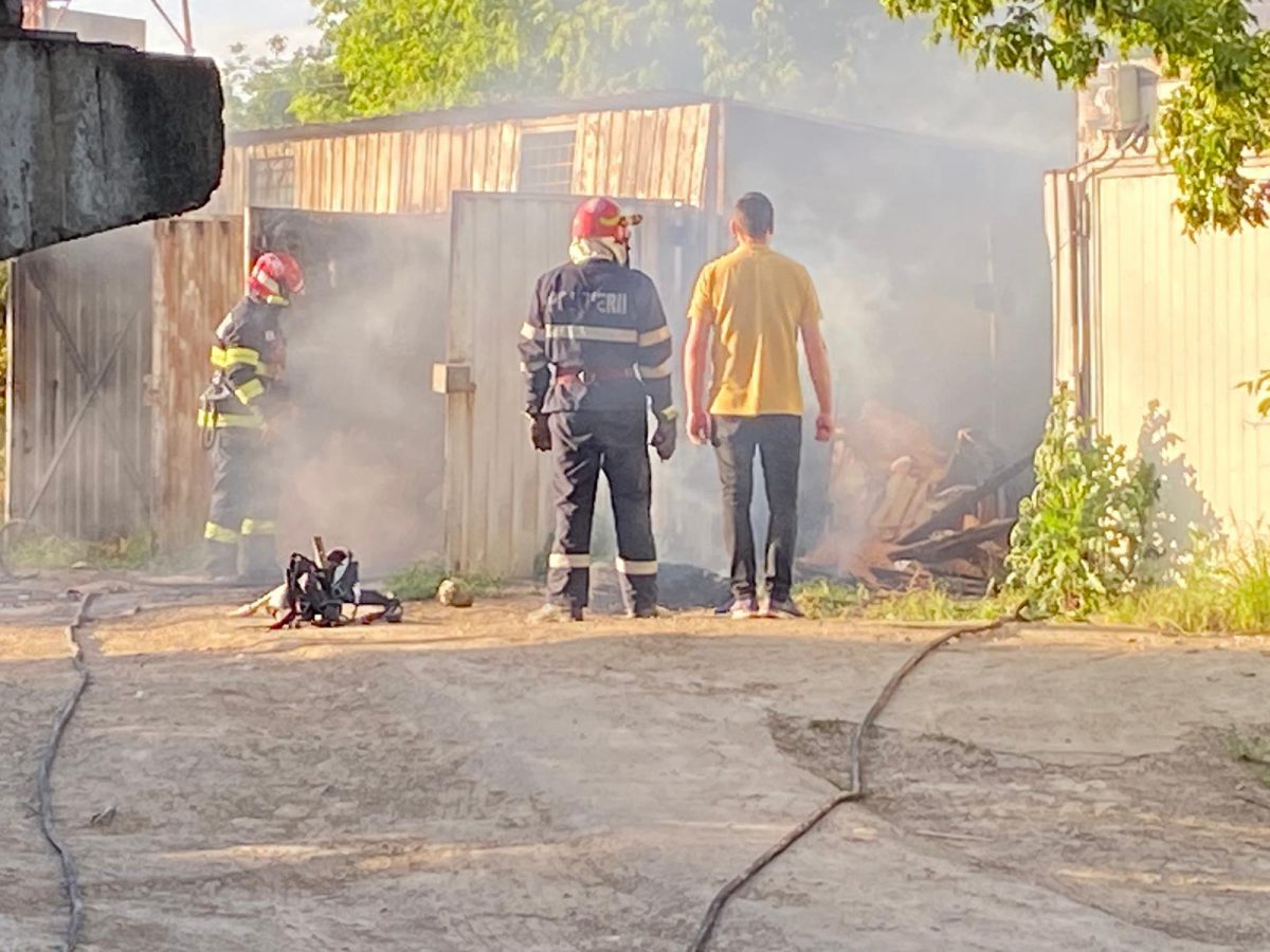 Incendiu în cartierul Alexandru cel Bun din Iași! Două garaje au fost cuprinse de flăcări – EXCLUSIV/ FOTO/ VIDEO