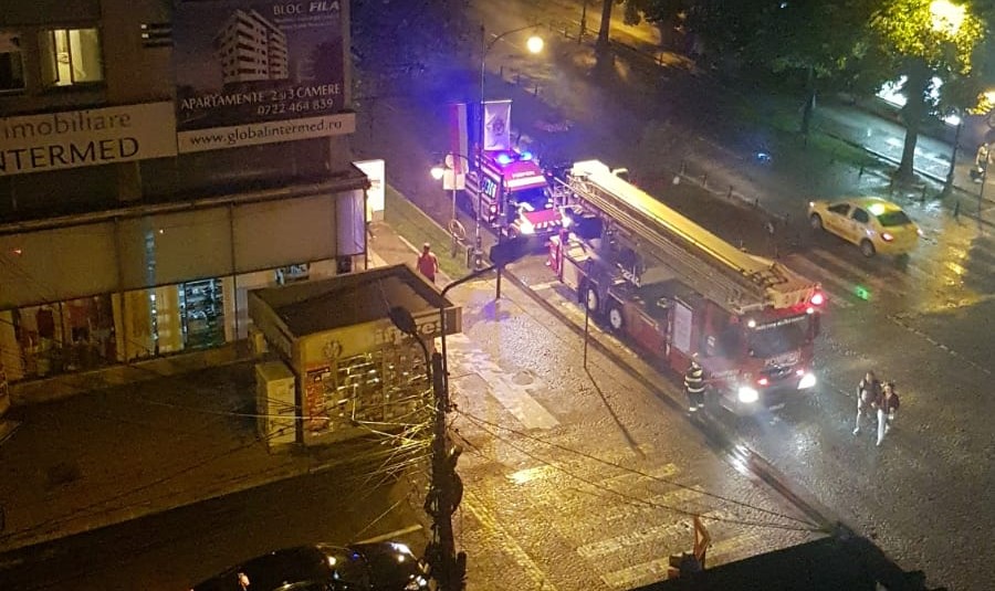 Intervenție de urgență în Iași! Un grătar în sufragerie: bucurie pentru petrecăreți, panică pentru pompieri și locatari – EXCLUSIV/ FOTO