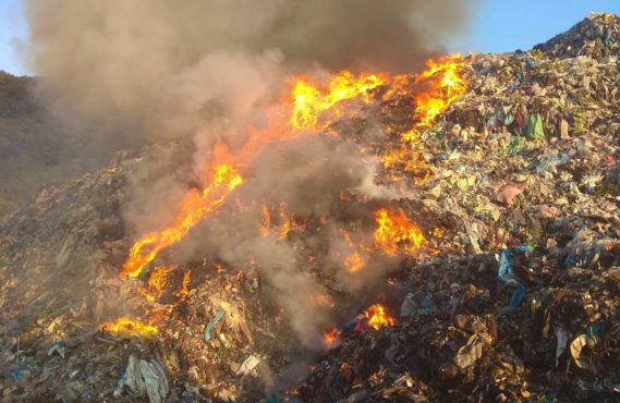 Incendiu de proporții la o groapă de gunoi din municipiul Sighișoara. Populația a fost avertizată prin aplicația RO-ALERT