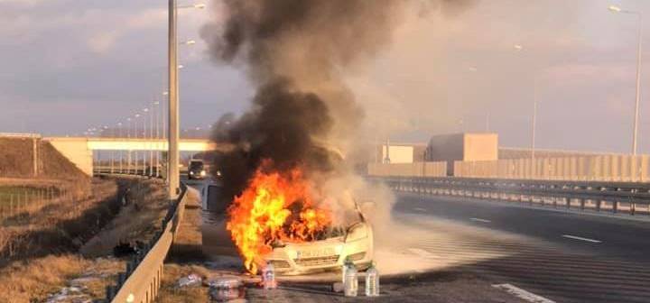 Doi oameni au sărit din mers în timp ce autoturismul a luat foc! S-a întâmplat pe Autostrada A1