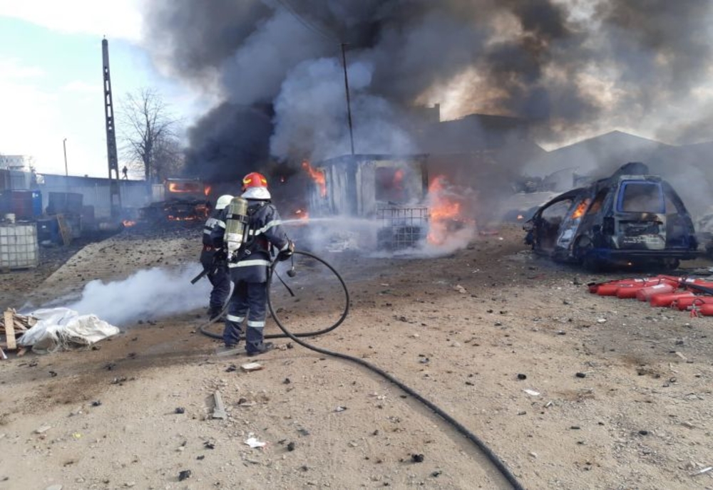 Incendiul din Brazi, Prahova încă este activ. Pompierii au găsit trupul bărbatului care ar fi dat foc incineratorului din fabrica de deşeuri toxice