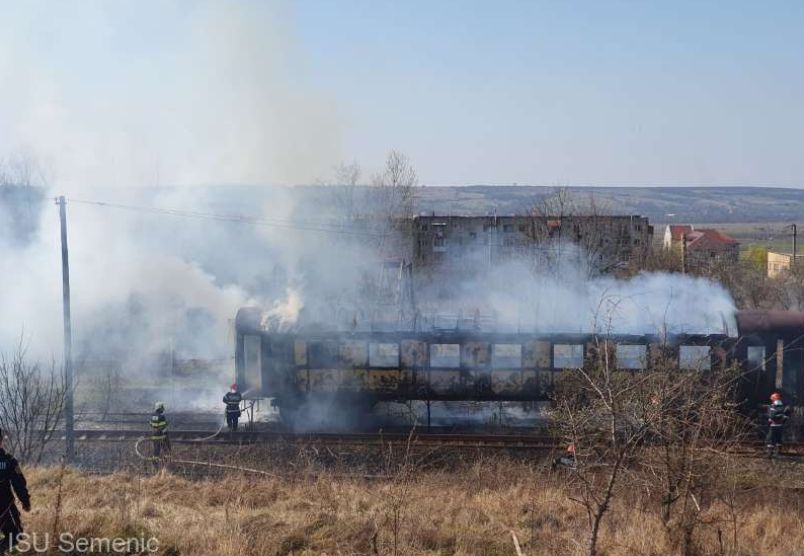 Incendiu în Caraș Severin. Un tren plin cu 10.000 litri de ulei a luat foc pe șine. Pompierii au intervenit în forță