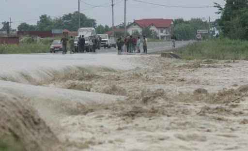 Peste 100 de apeluri la 112 făcute de persoane din județul Vrancea, în ultimele 24 de ore, din cauza inundațiilor