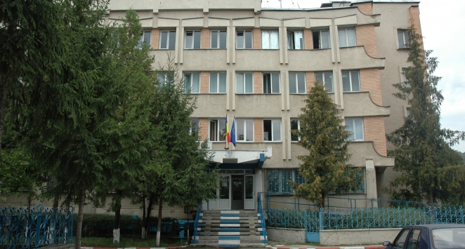 Poliţiştii au început să fie folosiţi pe post de hamali! Cară mobilă de la sediul IPJ Neamţ