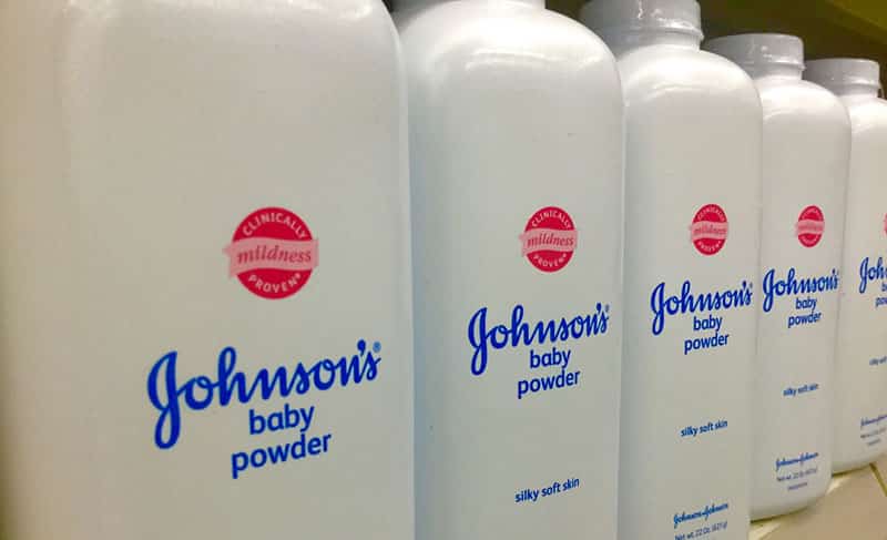 Pudra de talc de la Johnson&Johnson, pericol pentru bebeluși! Compania americană trebuie să plătească penalizări de 2,1 miliarde de dolari