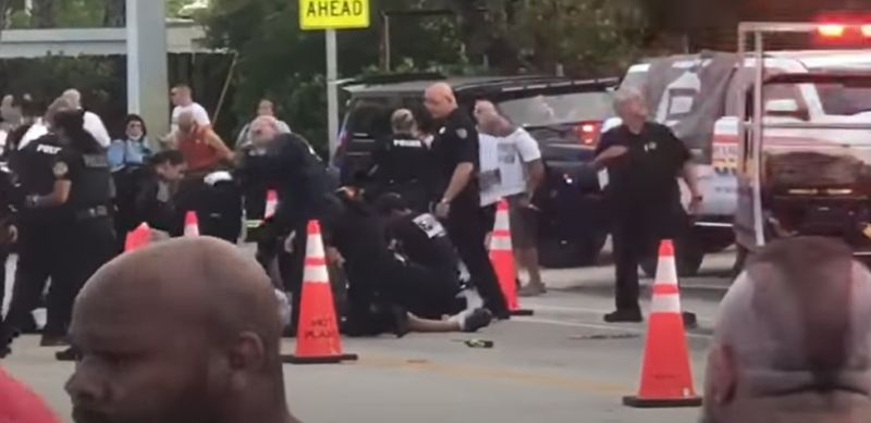 Un camion a intrat în mulțime la o paradă LGBT din Florida! – VIDEO