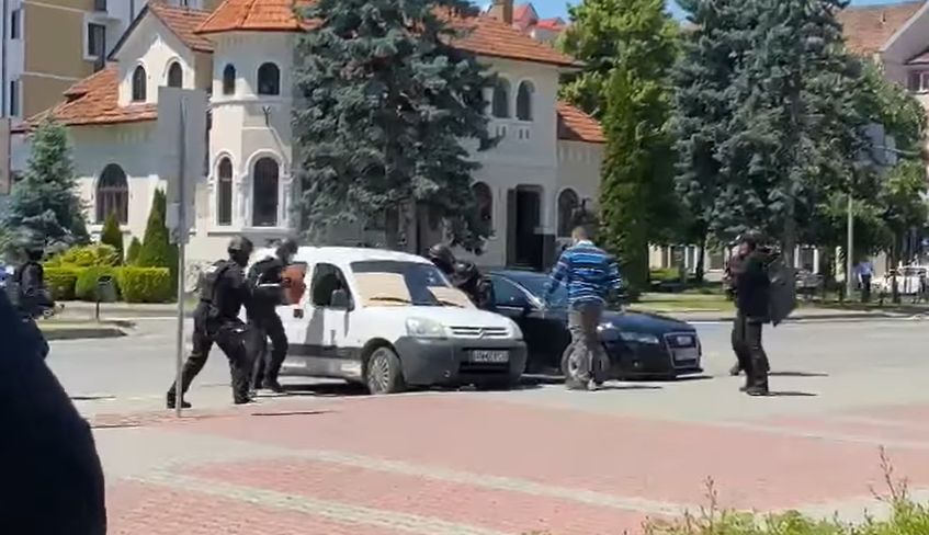 Poliţiştii au prevenit o tragedie! Mascații au intervenit în forță într-o mașină în care se afla un bărbat cu o butelie de gaz