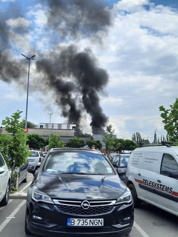 Incendiu uriaș in București! Pompierii intervin de urgență